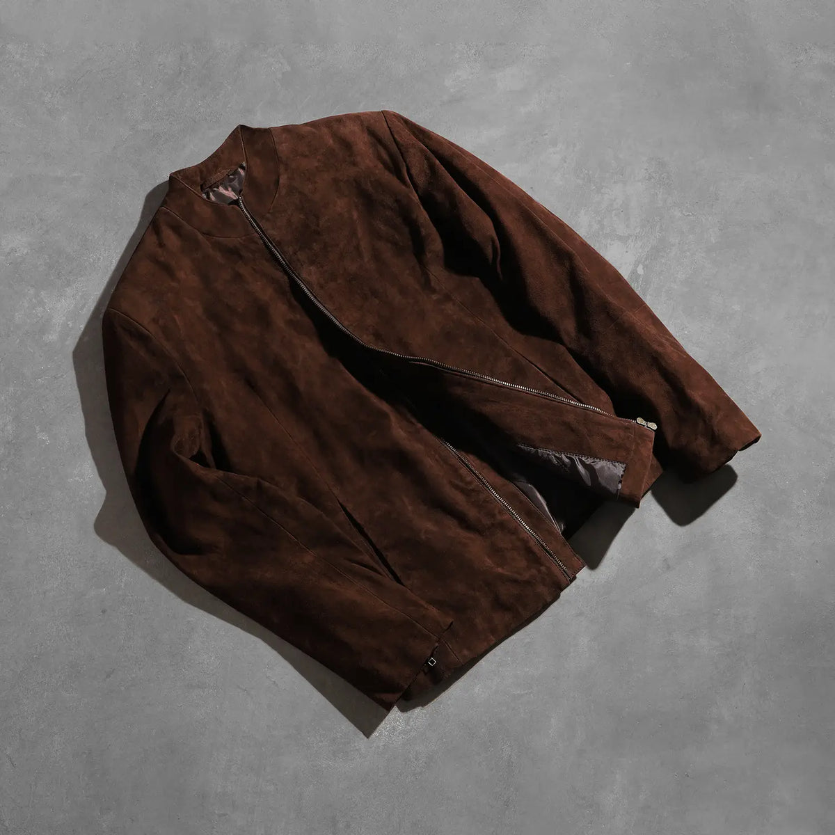 Zipper &amp; Hem Craftsmanship Construction Detail on Charcoal Mocha Suede Veste Motard en Cuir pour Homme