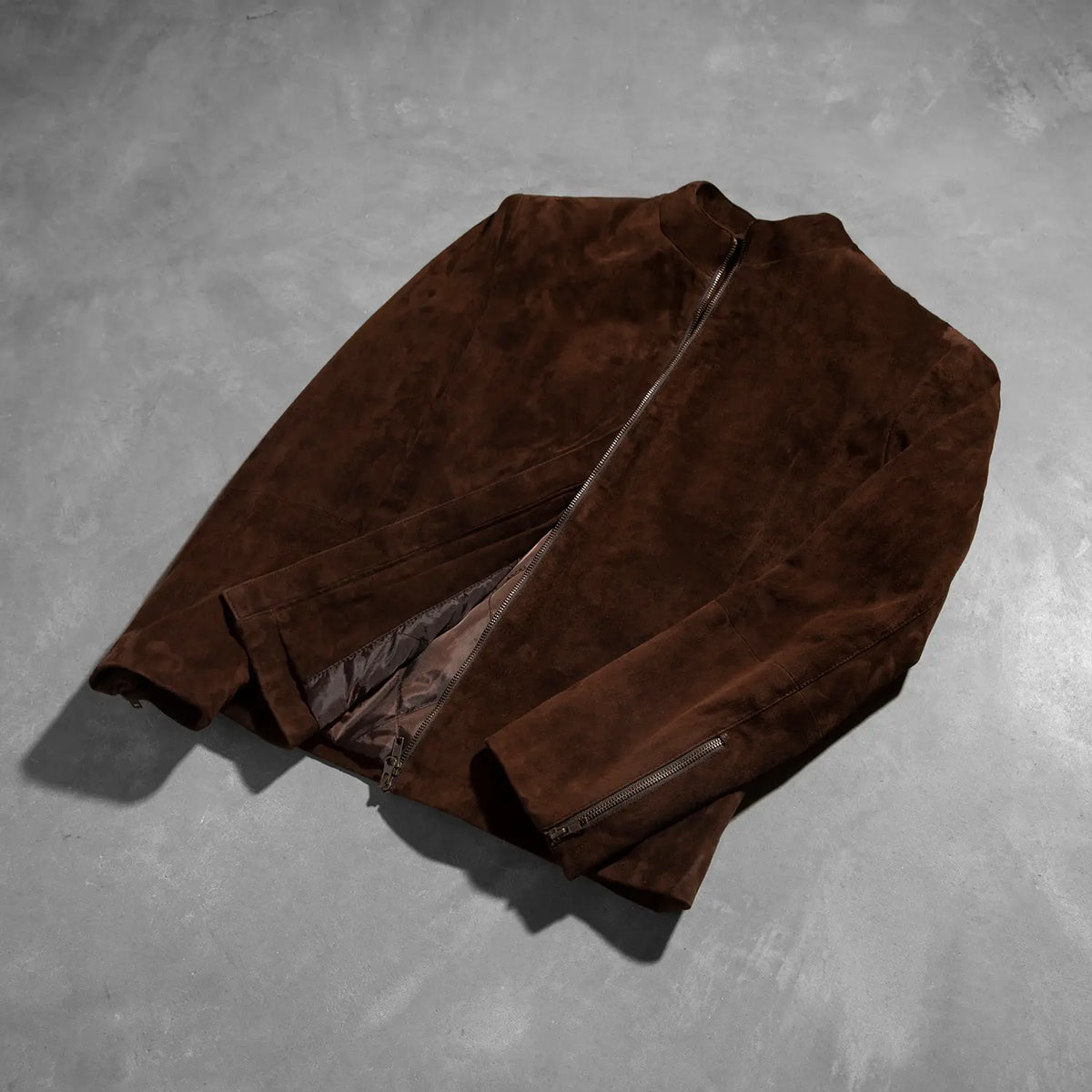 Perspective portée de Charcoal Mocha Suede Veste Motard en Cuir pour Homme sur modèle - Tombé naturel à la lumière du jour