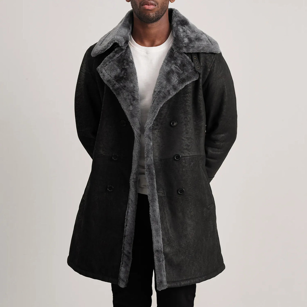 
Charles Brown Suede Leather Shearling Double-Breasted Coat in Brown Goatskin Suede - Vue de face & silhouette ajustée | Acheter en ligne