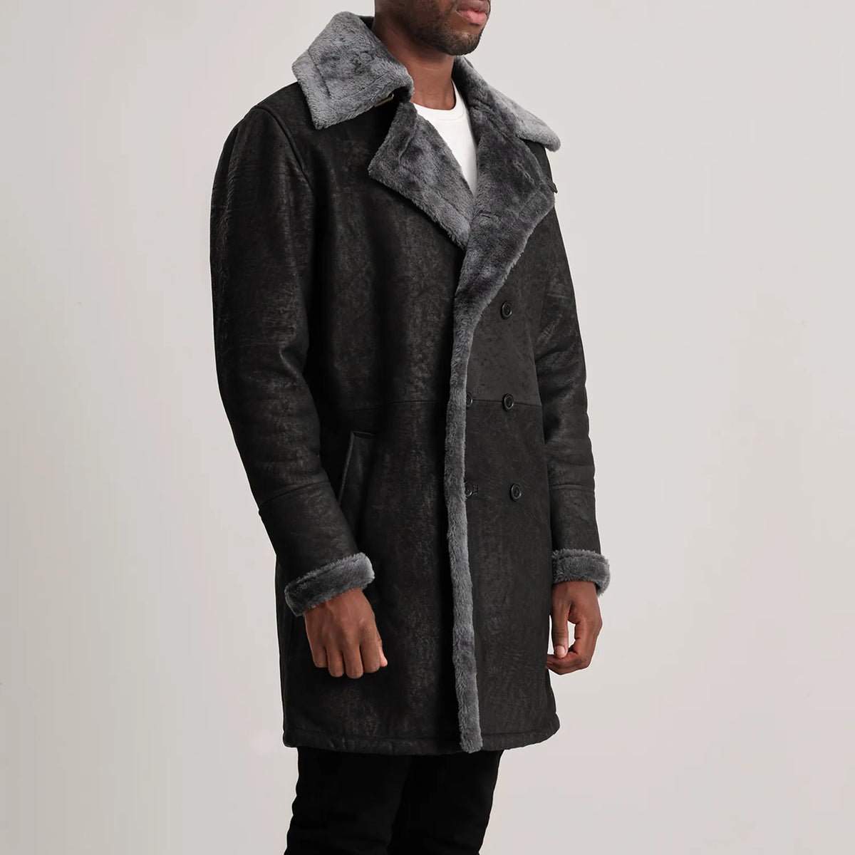 
Brown Goatskin Suede Aviator Jacket - Vue arrière montrant la carrure ajustée et l'ourlet net