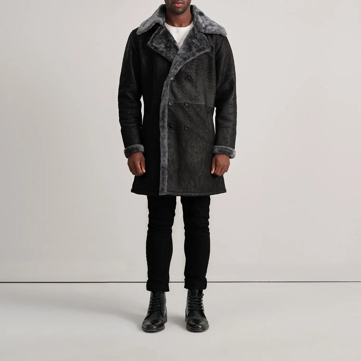 
Charles Brown Suede Leather Shearling Double-Breasted Coat - Vue de profil mettant en valeur la coupe de manche ergonomique