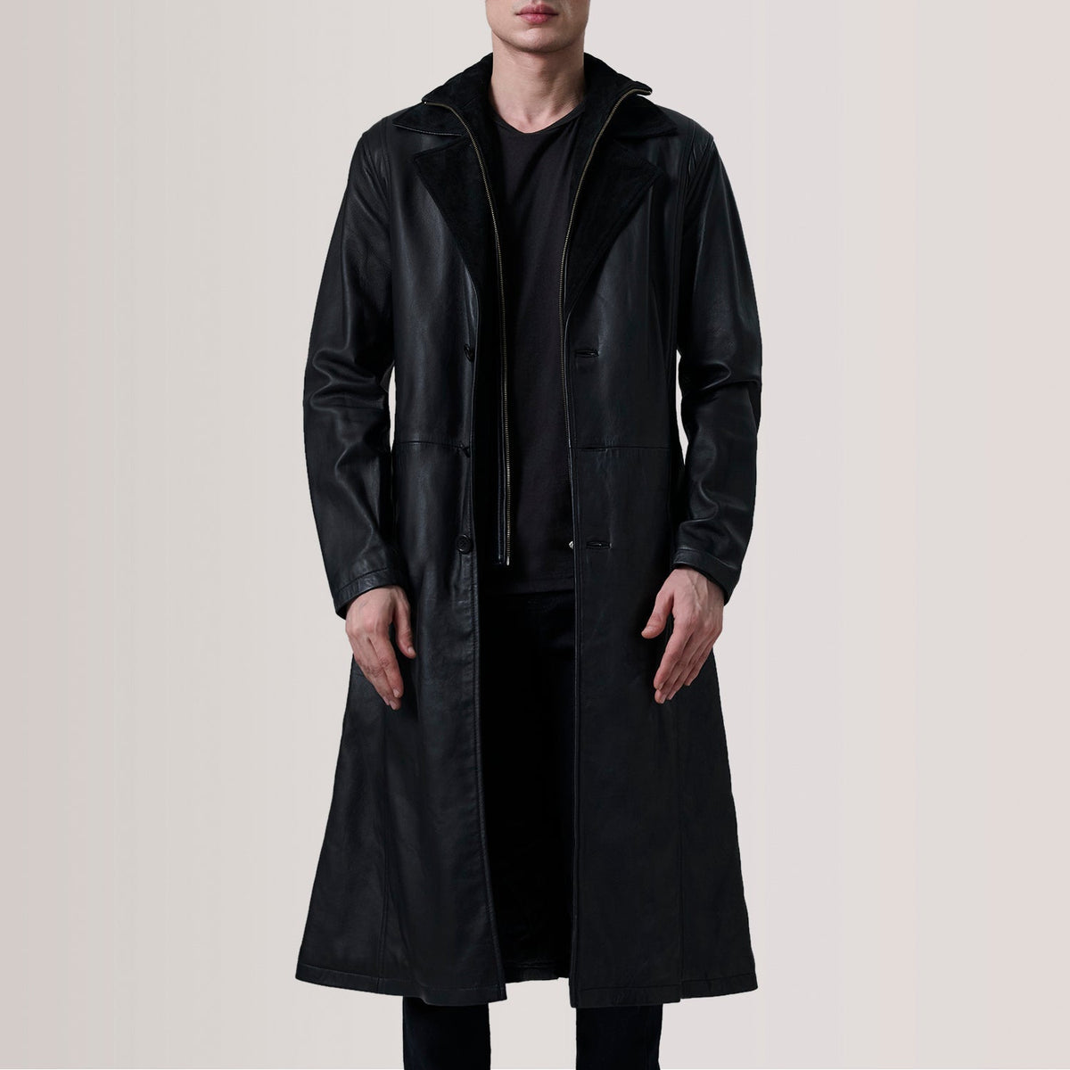 Charlton Noir Leather Single Breasted Manteau en Cuir pour Homme For Men in Black Sheepskin Leather - Vue de face &amp; silhouette ajustée | Acheter en ligne