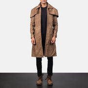 
Classic Marron Leather Duster pour Homme in Distressed Brown Sheepskin Snuffed - Vue de face & silhouette ajustée | Acheter en ligne