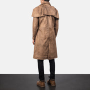 
Classic Marron Leather Duster pour Homme - Vue de profil mettant en valeur la coupe de manche ergonomique