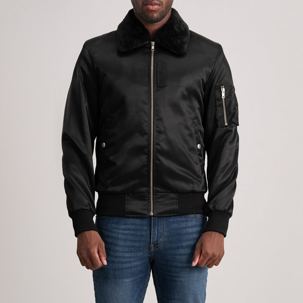 Clyde B-15 Black Bomber Jacket in Black Satin - Vue de face &amp; silhouette ajustée | Acheter en ligne
