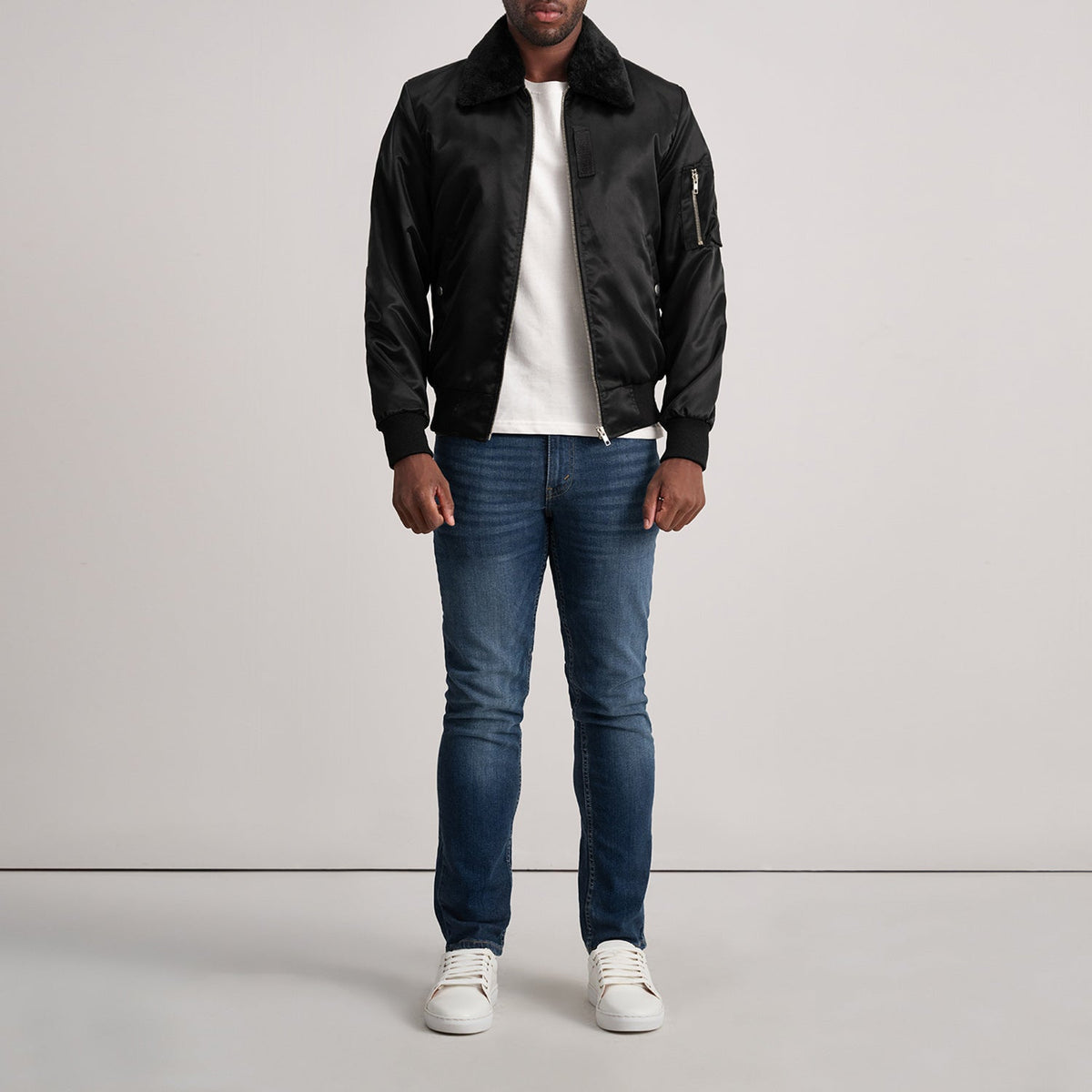 Clyde B-15 Black Bomber Jacket - Vue de profil avec coupe de manche ergonomique