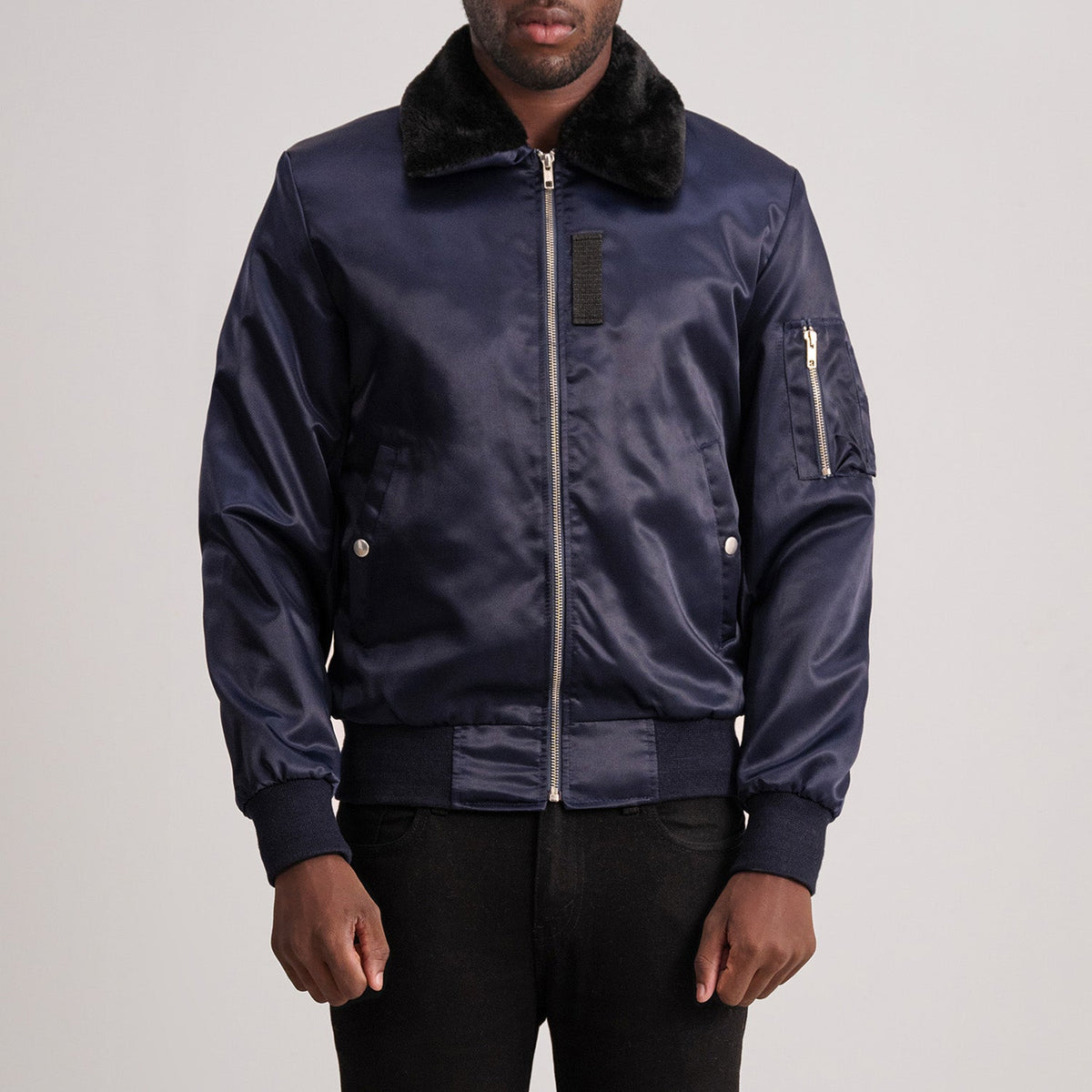 
Clyde B-15 Bleu Blouson Bombardier en Cuir pour Homme in Blue Satin - Vue de face & silhouette ajustée | Acheter en ligne