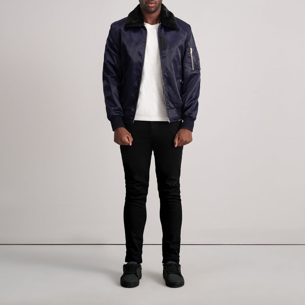 
Vue détaillée of Removable faux fur collar & Zipper Hardware on Clyde B-15 Bleu Blouson Bombardier en Cuir pour Homme