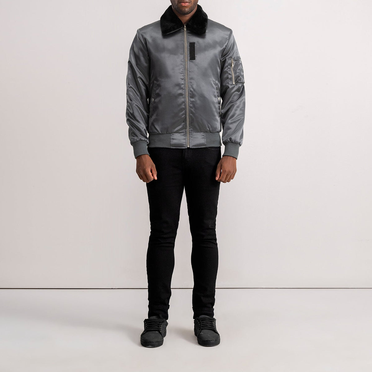 Vue détaillée of Removable faux fur collar &amp; Zipper Hardware on Clyde B-15 Grey Bomber Jacket