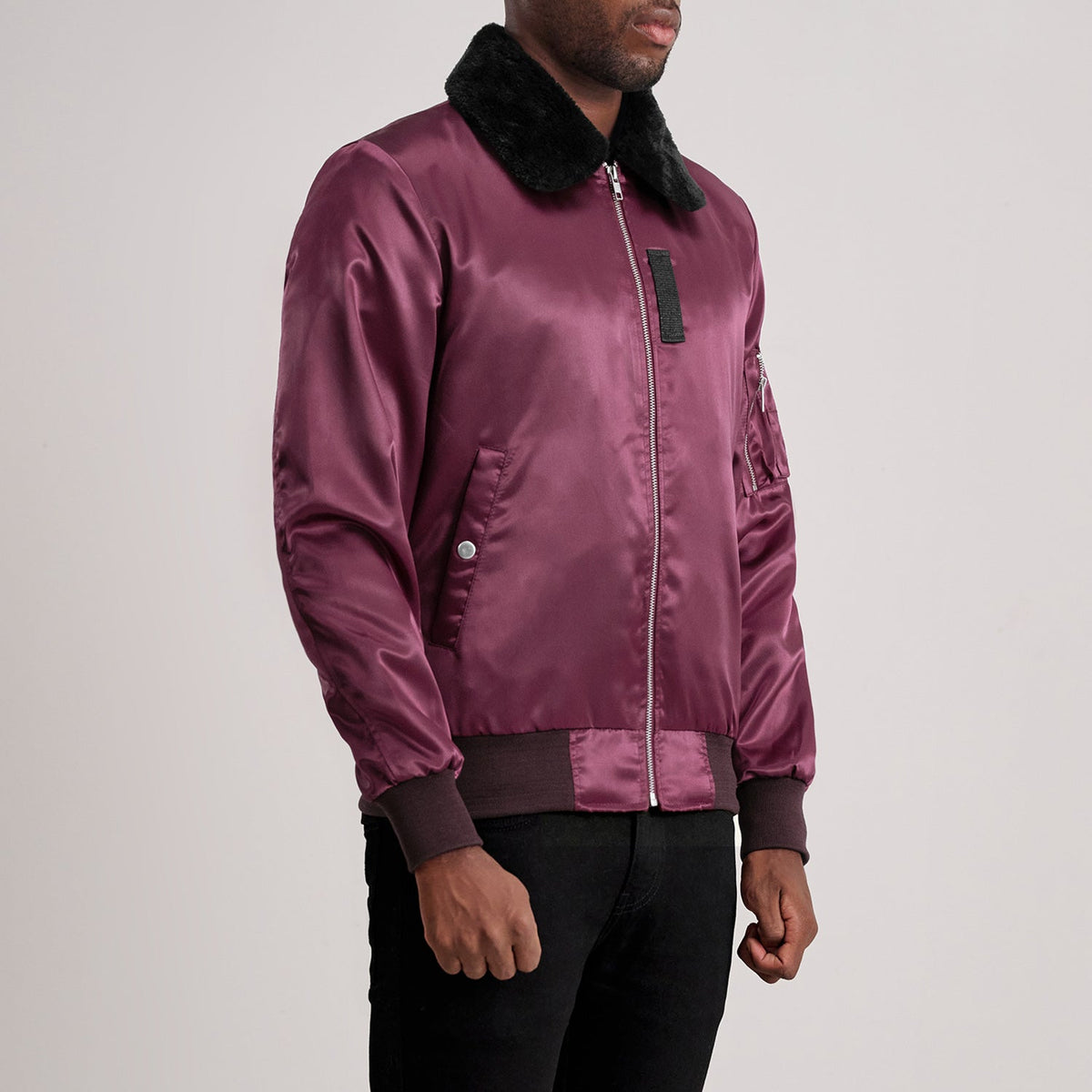 
Maroon Satin Bomber Jacket - Vue arrière montrant la carrure ajustée et l'ourlet net