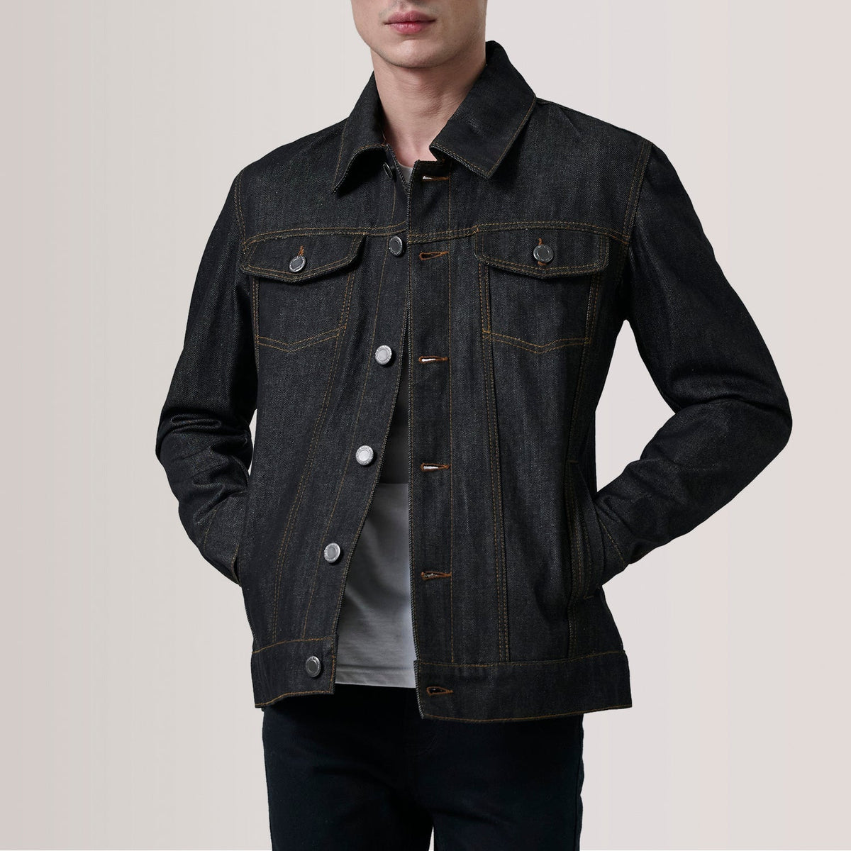 
Conard Faded Noir Denim Trucker Veste en Cuir pour Homme For Men en cuir de vachette noir véritable - Vue de face & silhouette ajustée | Acheter en ligne