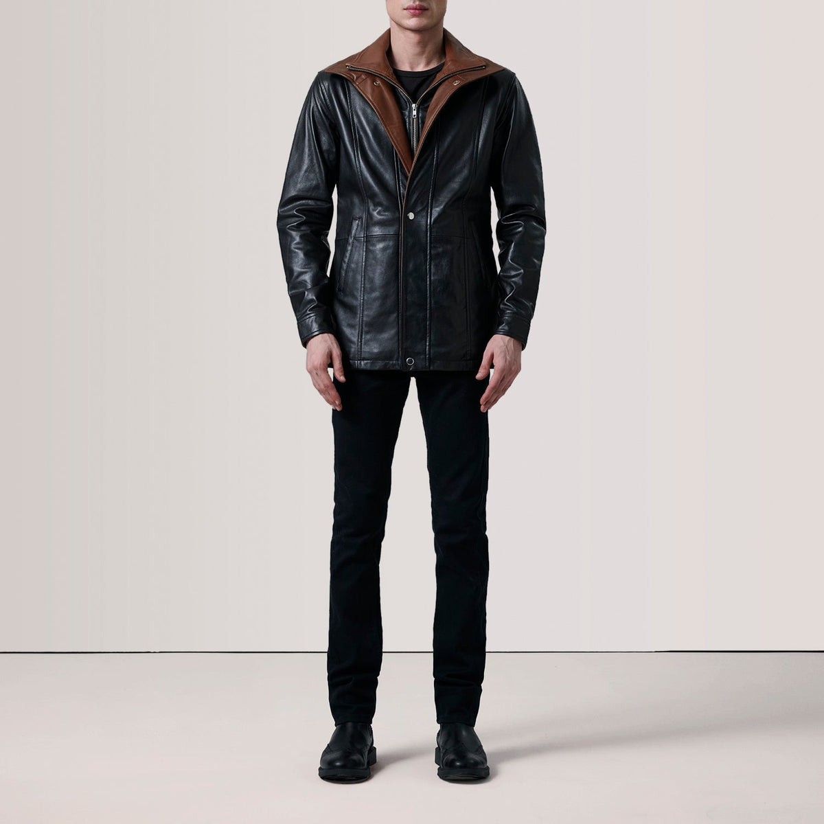Black Sheepskin leather Coat - Vue de dos avec coupe ajustée aux épaules &amp; ourlet soigné