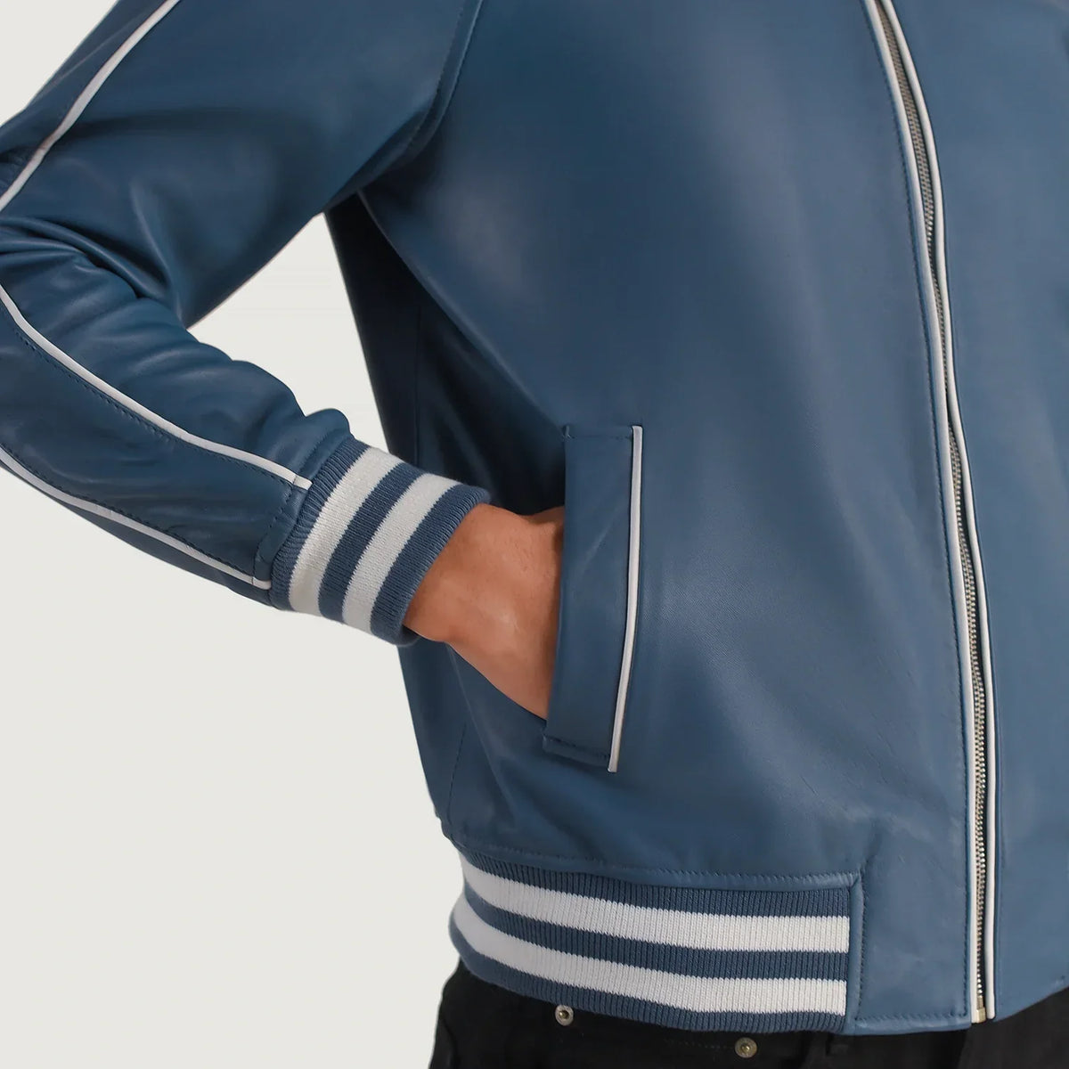 Vue intérieure Showing Quilted Polyester Lining &amp; Deux poches intérieures