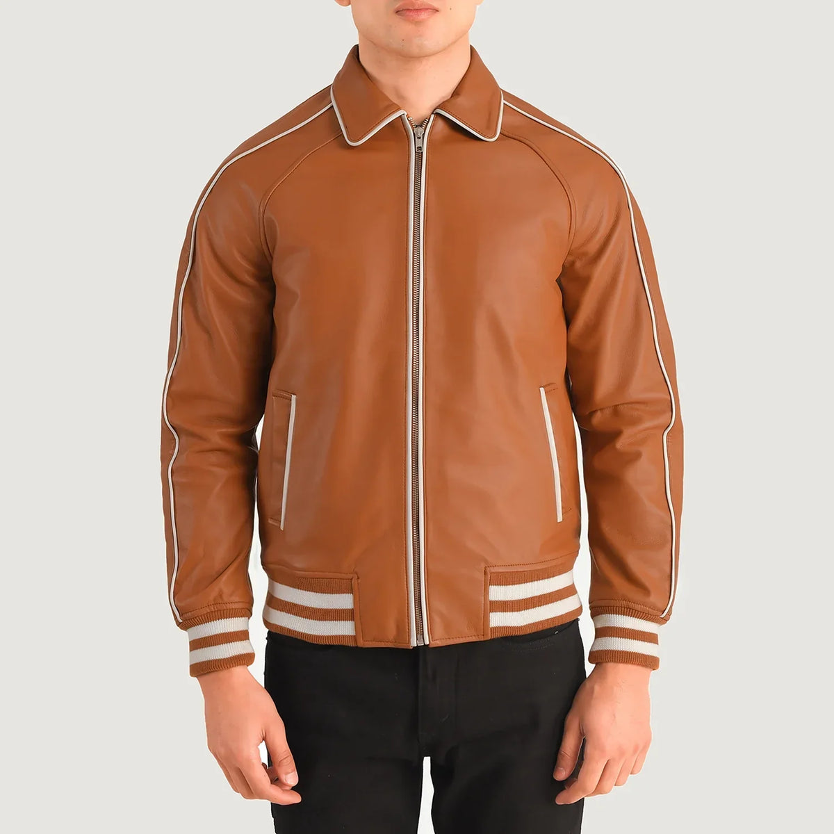 Vue détaillée of Shirt collar &amp; Zipper Hardware on Cooper Camel Marron Leather Varsity Veste en Cuir pour Homme