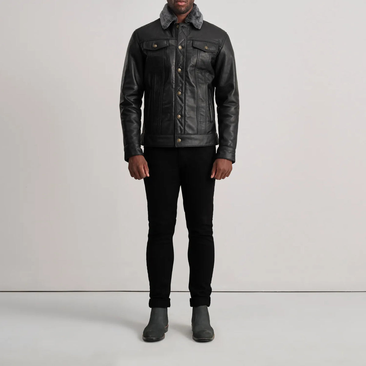 
Dallis Noir Leather Shearling Trucker Veste en Cuir pour Homme - Vue de profil mettant en valeur la coupe de manche ergonomique