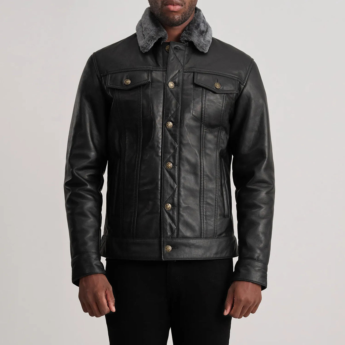 
Vue détaillée of Classic Collar & Button Hardware on Dallis Noir Leather Shearling Trucker Veste en Cuir pour Homme