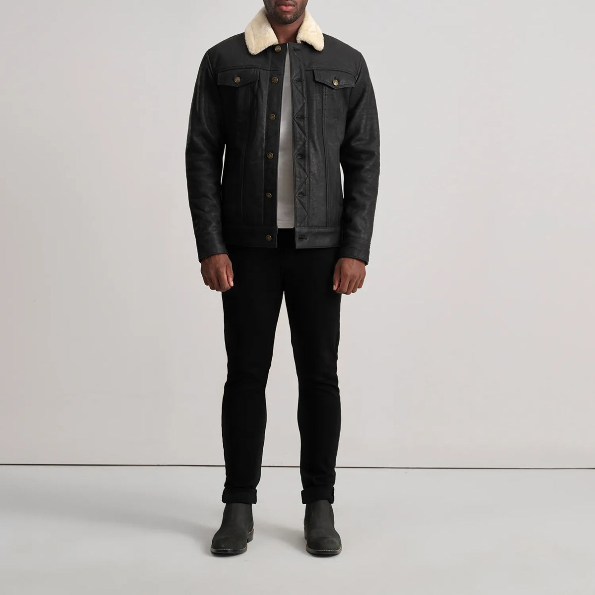 Dallis Tumbled Black Shearling Trucker Jacket - Vue de profil avec coupe de manche ergonomique