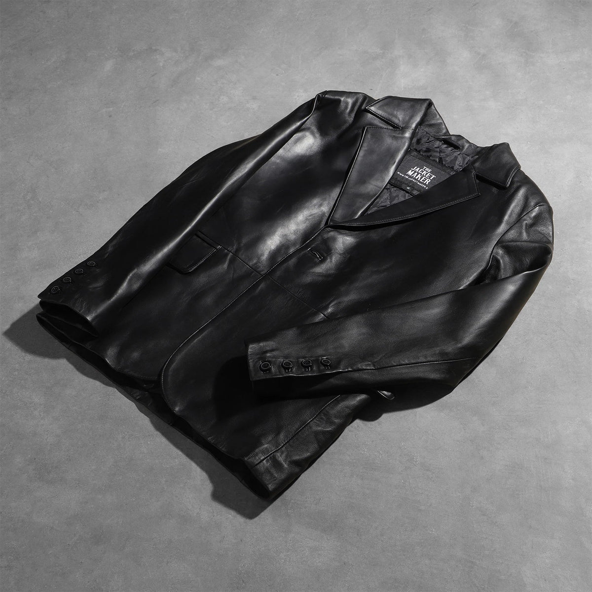Styled Fit Perspective of Men's Daron Noir Blazer en Cuir en Cuir pour Homme on Model - Natural Daylight Drape