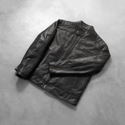 
Détail de confection artisanale de l'ourlet sur Dean Noir Veste Motard en Cuir pour Homme