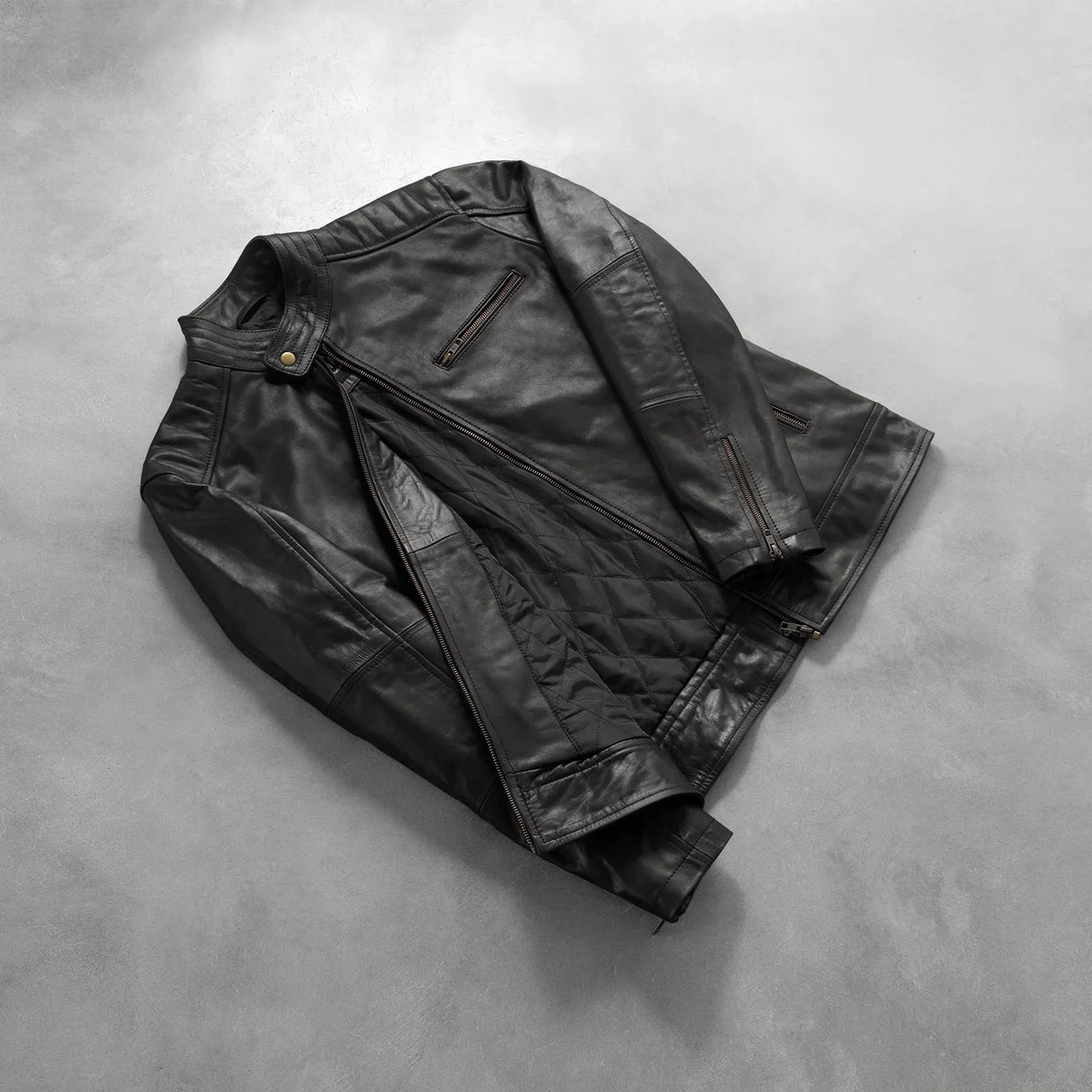 
Perspective portée de Dean Noir Veste Motard en Cuir pour Homme sur modèle - Tombé naturel à la lumière du jour