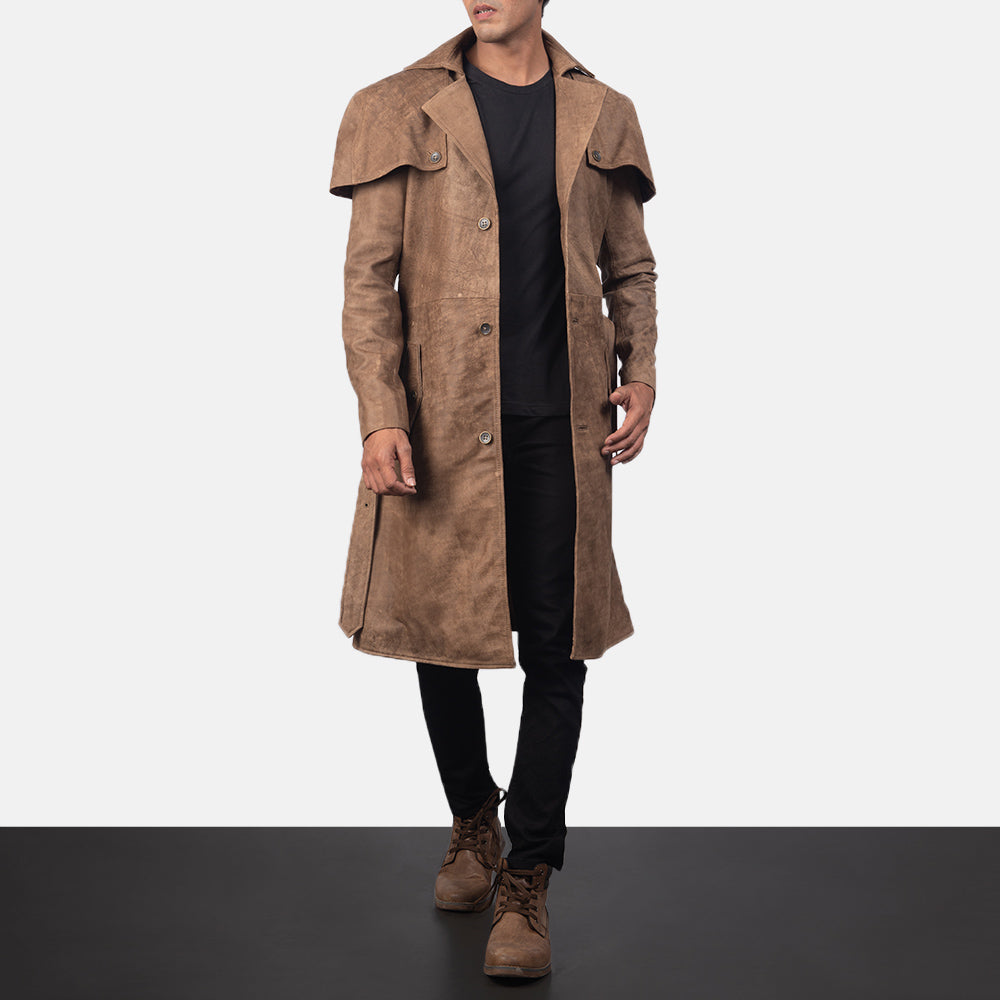 Men's Deux Marron Leather Duster pour Homme in Distressed Brown Semi-Aniline Snuffed - Vue de face &amp; silhouette ajustée | Acheter en ligne
