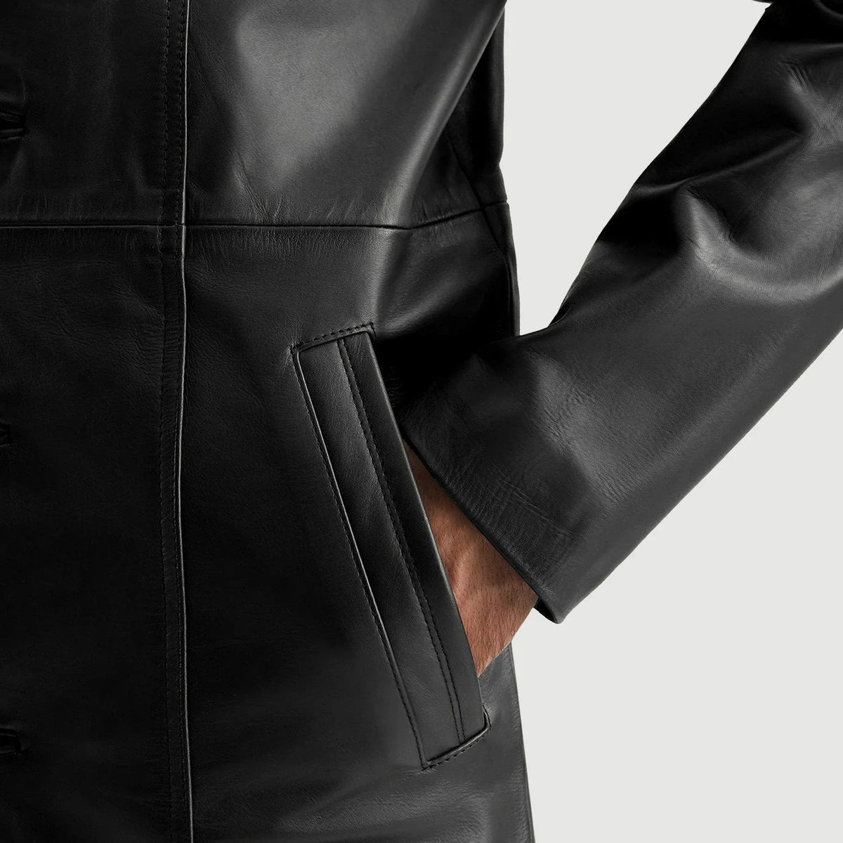 Vue détaillée of Notch &amp; Button Hardware on Men's Don Long Noir Manteau en Cuir pour Homme