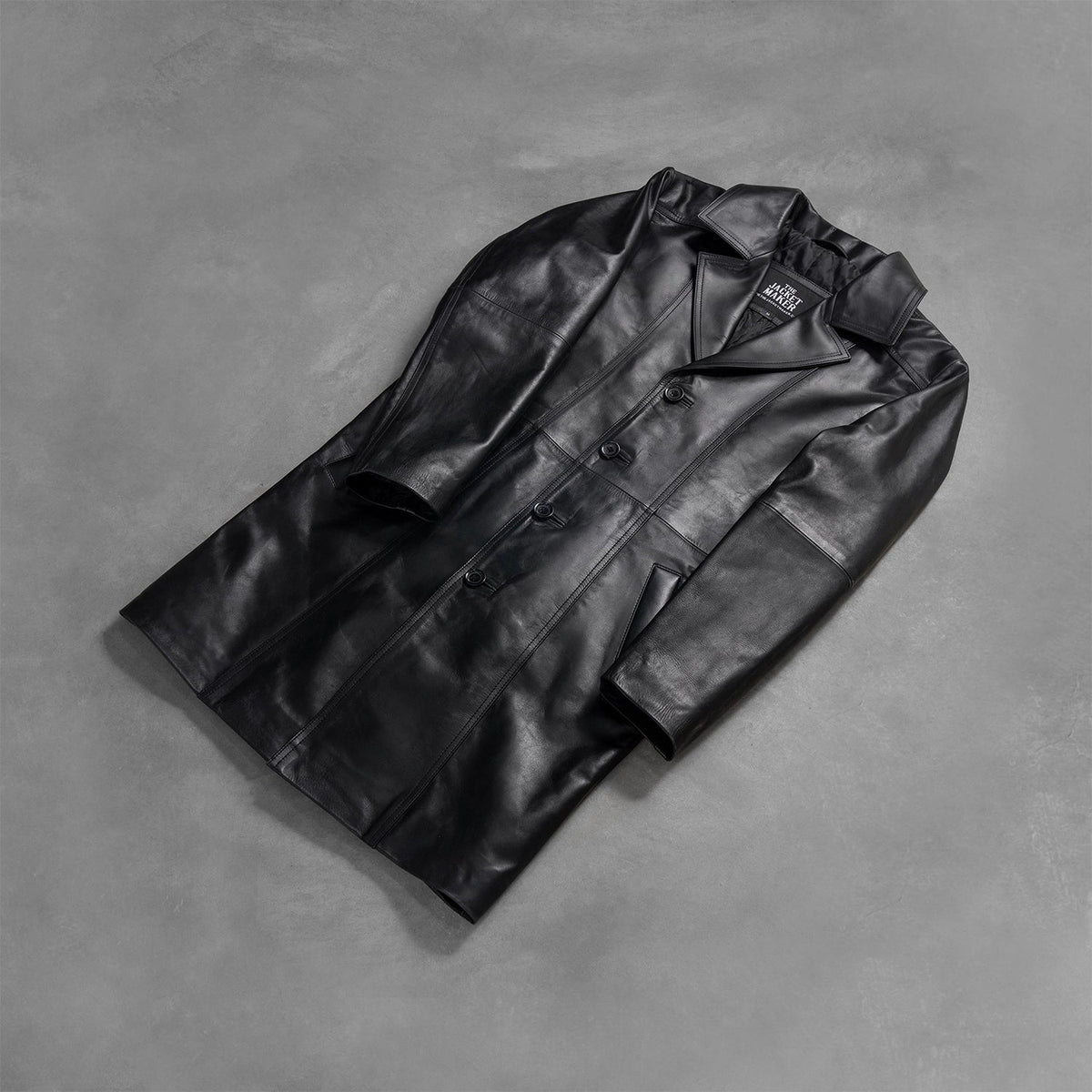 Styled Fit Perspective of Men's Don Long Noir Manteau en Cuir pour Homme on Model - Natural Daylight Drape