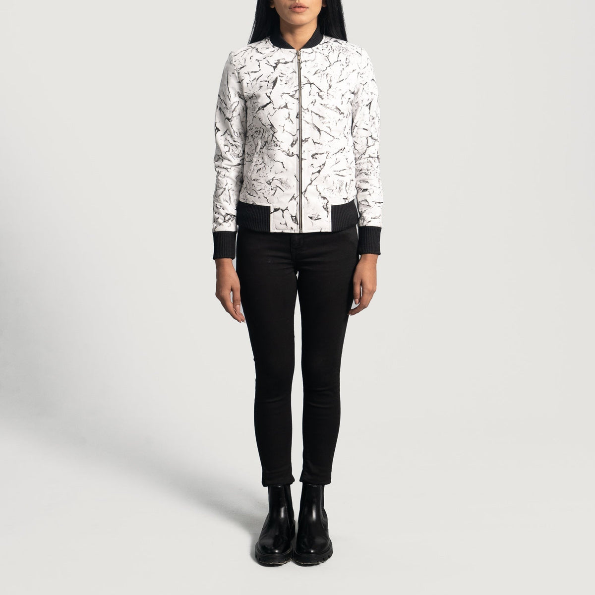 Vue détaillée of Varsity &amp; Zipper Hardware on Women's Donna Blake Blanc Blouson Bomber en Cuir pour Femme