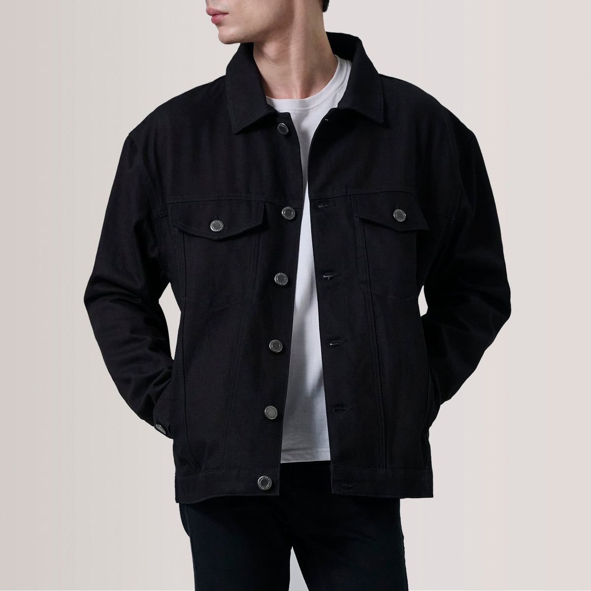 Eddie Noir Oversized Denim Trucker Veste en Cuir pour Homme For Men in Black Full-Grain Leather - Vue de face &amp; silhouette ajustée | Acheter en ligne