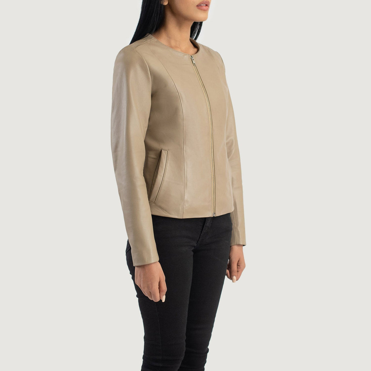 
Beige Sheepskin Leather Biker Jacket - Vue arrière montrant la carrure ajustée et l'ourlet net