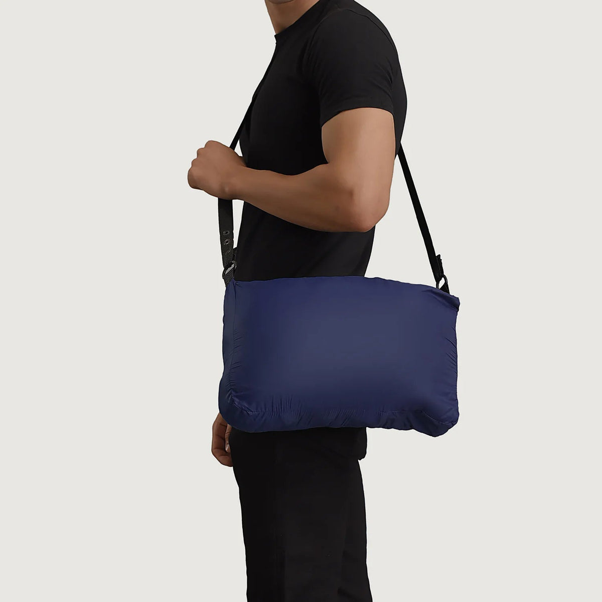 
Erico Bleu Hooded Puffer Veste en Cuir pour Homme - Vue arrière montrant la carrure ajustée et l'ourlet net