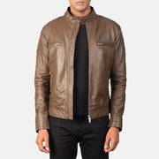 
Gatsby Moka Veste Motard en Cuir pour Homme in Dark Brown Sheepskin Leather - Vue de face & silhouette ajustée | Acheter en ligne
