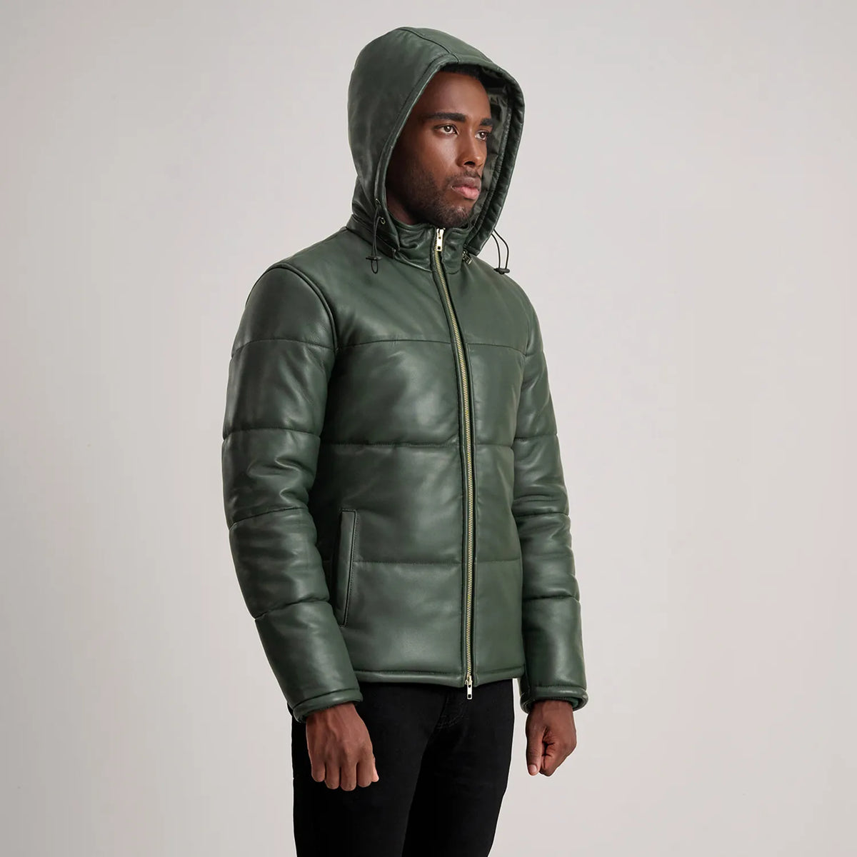 
Perspective portée de Gordon Tan Hooded Leather Puffer Jacket sur modèle - Tombé naturel à la lumière du jour