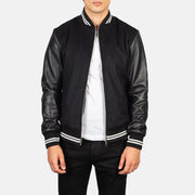 Harrison Noir Hybrid Varsity Veste en Cuir pour Homme in Black Sheepskin Leather - Vue de face &amp; silhouette ajustée | Acheter en ligne