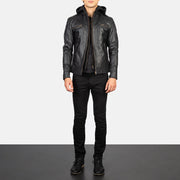 
Hector Noir Hooded Veste Motard en Cuir pour Homme - Vue de profil mettant en valeur la coupe de manche ergonomique