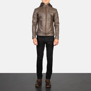 
Hector Marron Hooded Veste Motard en Cuir pour Homme - Vue de profil mettant en valeur la coupe de manche ergonomique