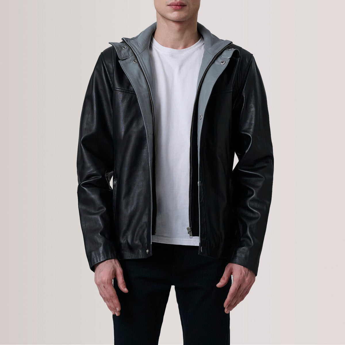 
Henrik Grey Suede Cafe Racer For Men in Grey Goatskin Suede - Vue de face & silhouette ajustée | Acheter en ligne
