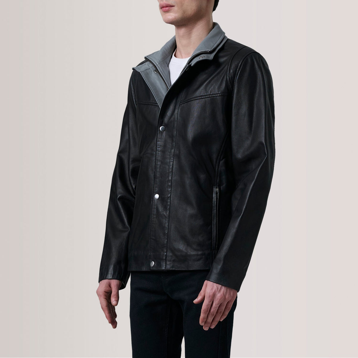 
Henrik Grey Suede Cafe Racer For Men - Vue de profil mettant en valeur la coupe de manche ergonomique