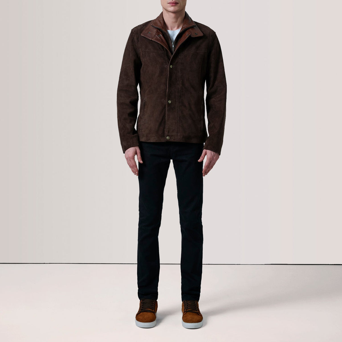 
Perspective portée de Henrik Grey Suede Cafe Racer For Men sur modèle - Tombé naturel à la lumière du jour