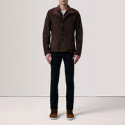 
Perspective portée de Henrik Grey Suede Cafe Racer For Men sur modèle - Tombé naturel à la lumière du jour