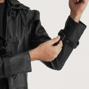 
Vue détaillée of Shirt collar with a large hood & Belted Hardware on Huntsman Noir Hooded Trench-coat en Cuir pour Homme