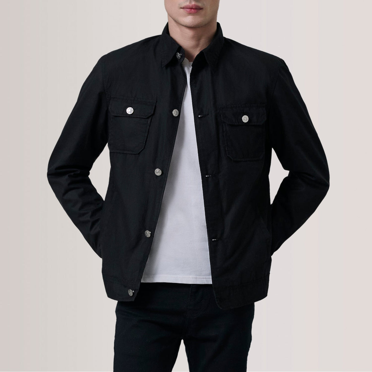 Irwin Noir Waxed Canvas Field Veste en Cuir pour Homme For Men in Black Waxed Cotton Canvas - Vue de face &amp; silhouette ajustée | Acheter en ligne
