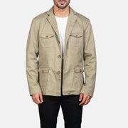 
Kajetan Beige Safari Veste en Cuir pour Homme in Beige Poly-Cotton - Vue de face & silhouette ajustée | Acheter en ligne