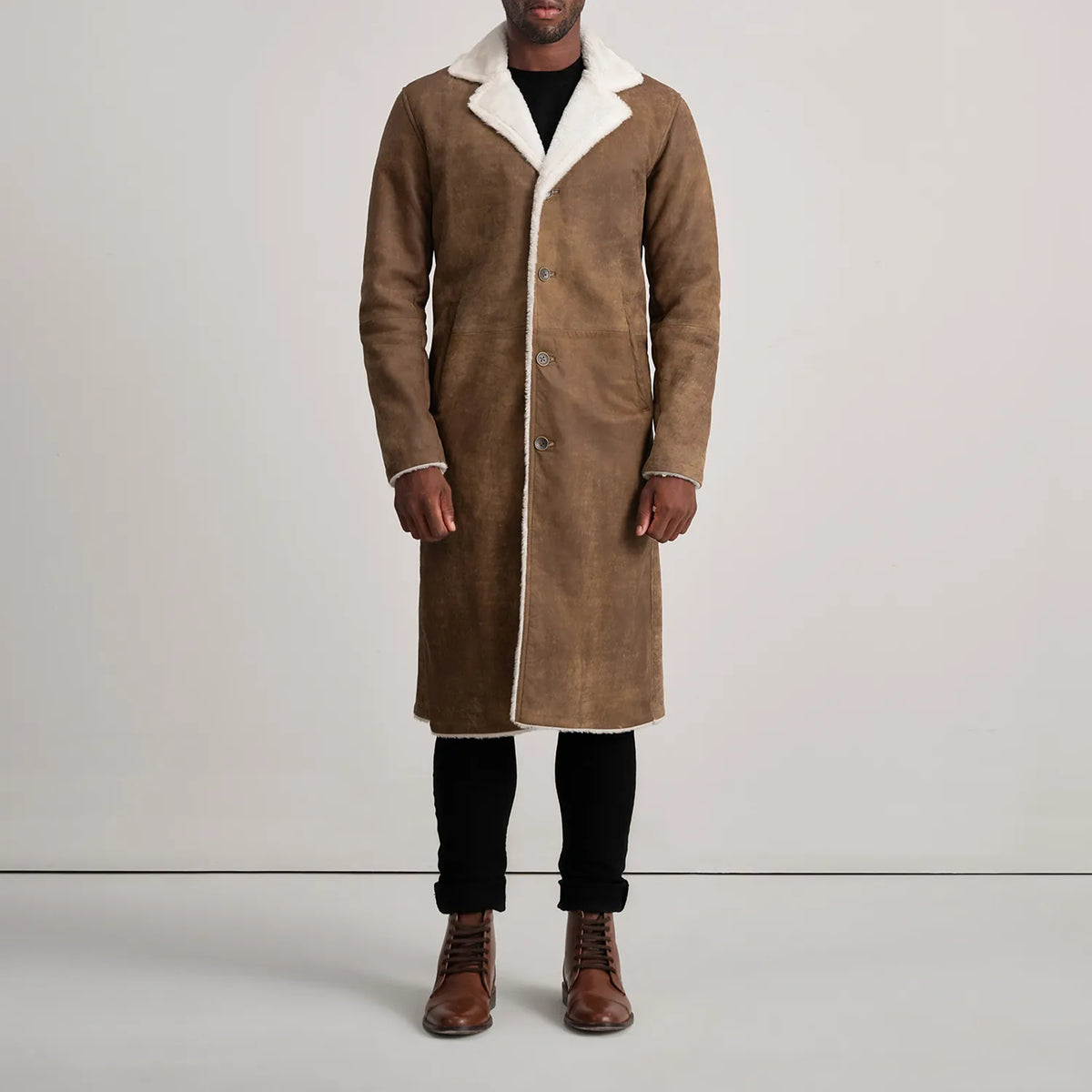 
Kolby Distressed Brown Shearling Long Coat - Vue de profil mettant en valeur la coupe de manche ergonomique