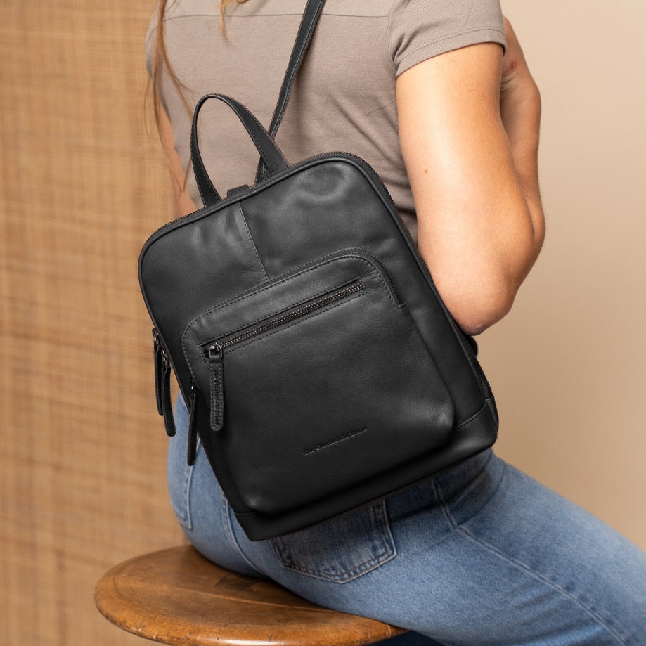 
Classic 100% Full-Grain leather Backpack - Perspective arrière montrant les bretelles en cuir renforcées