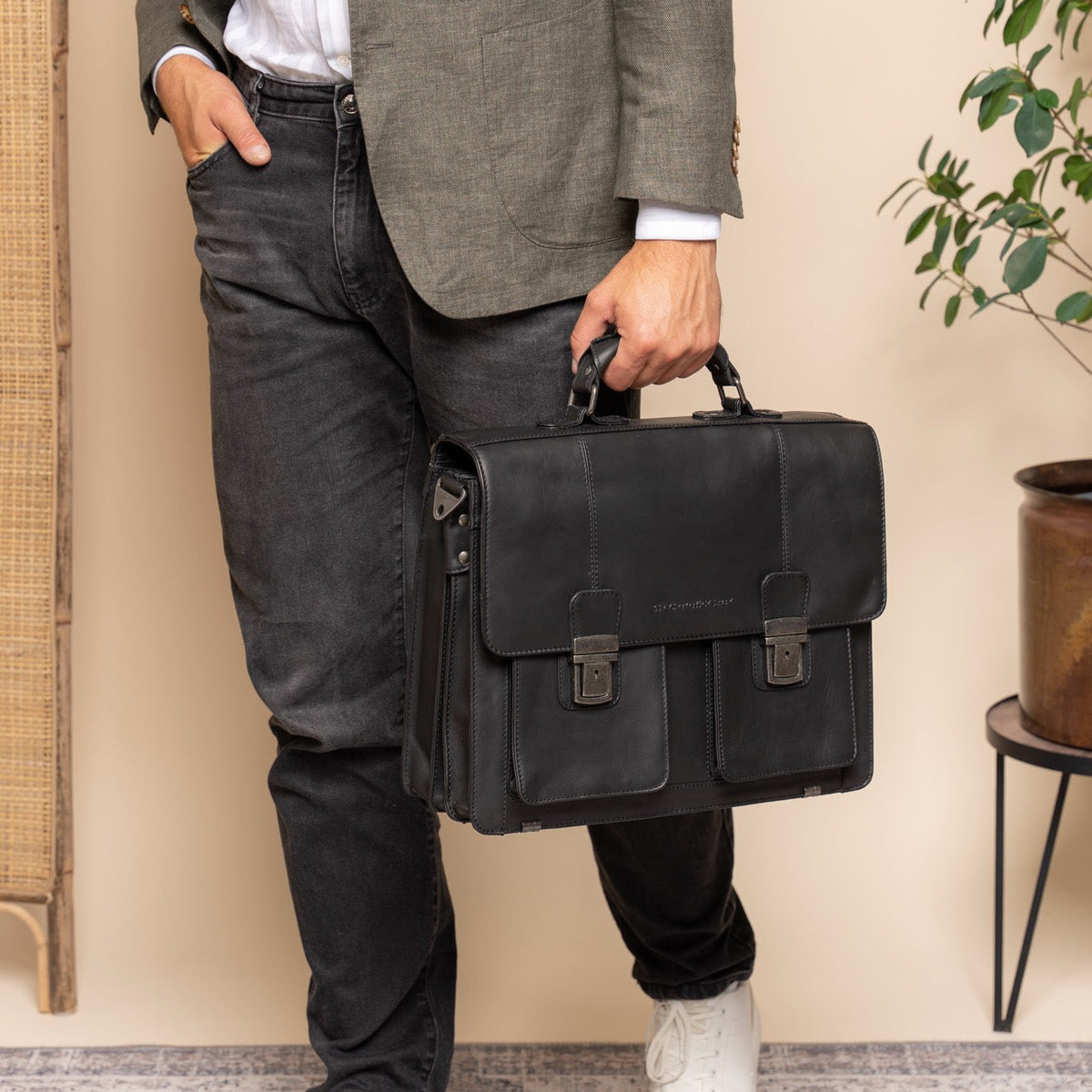 Solid Antique Brass Hardware &amp; Heavy-Duty Dual Zipper Detail on Springfield Full-Grain Leather Briefcase pour Femme