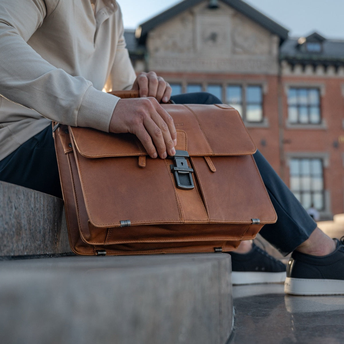 Stuttgart Full-Grain Leather Briefcase pour Femme – Vue produit alternative 2