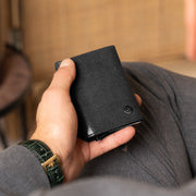 
Classic 100% Full-Grain Leather Card Holder - Perspective arrière montrant les bretelles en cuir renforcées
