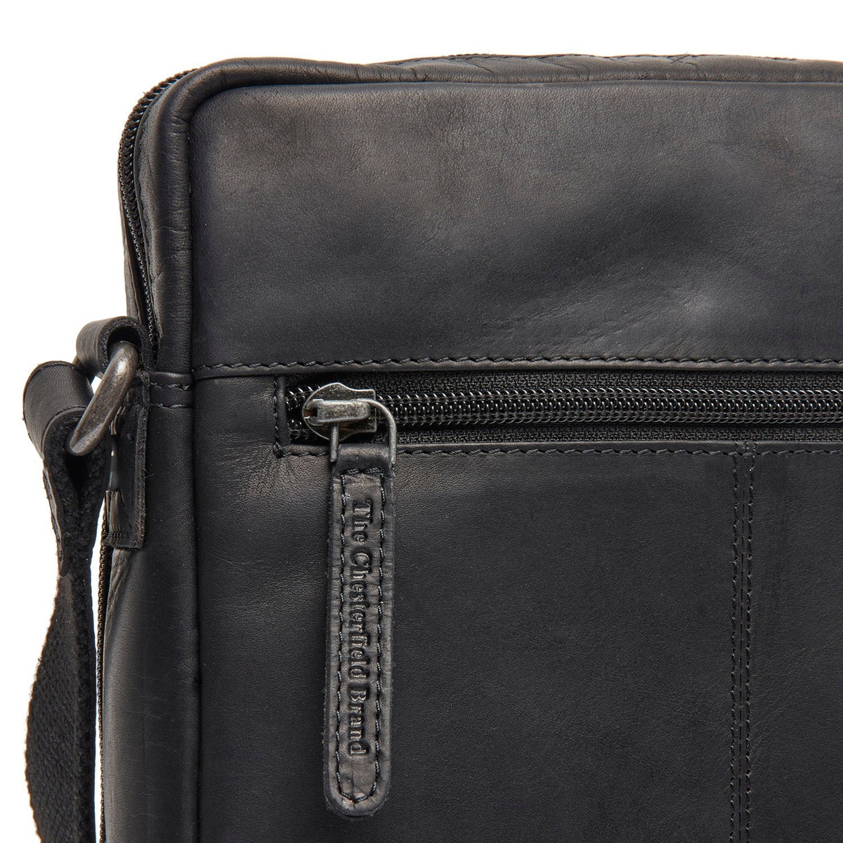 
Solid Antique Brass Hardware & Heavy-Duty Dual Zipper Detail on Montira Sac besace en cuir pleine fleur
