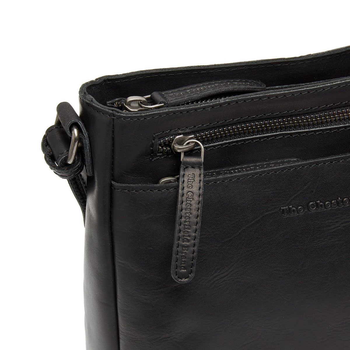 
Solid Antique Brass Hardware & Heavy-Duty Dual Zipper Detail on Mumbai Sac besace en cuir pleine fleur